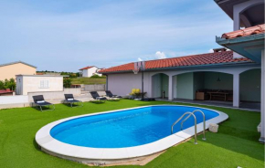1 Bedroom Lovely Apartment In Rtina